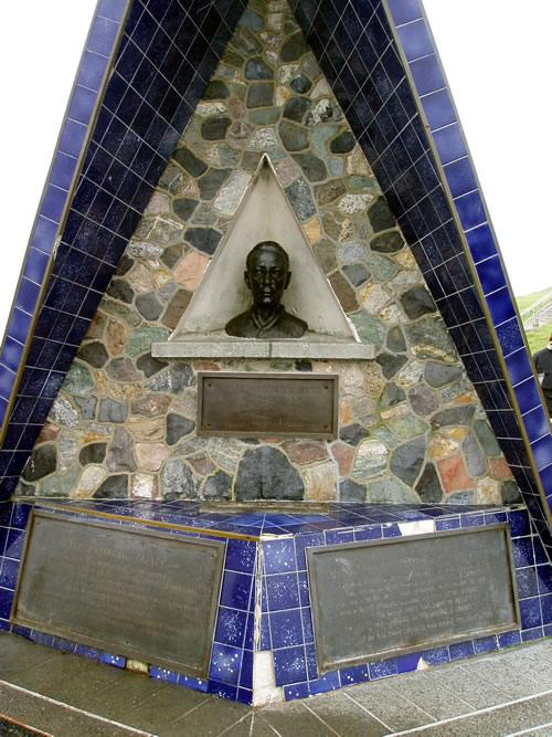 http://www.nzhistory.net.nz/files/images/byrd-memorial-mt-victoria.jpg