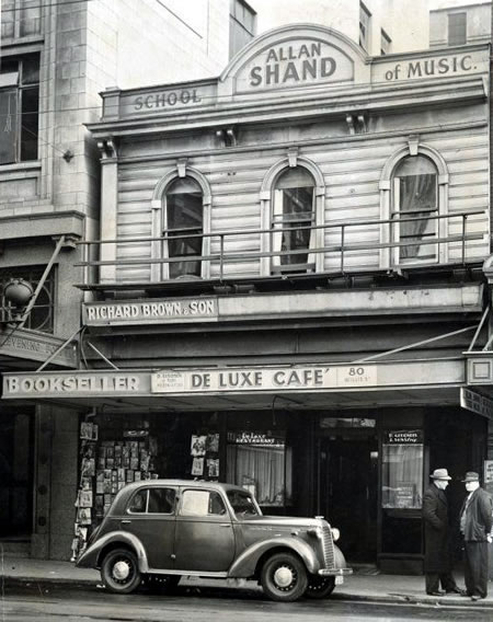 The De Luxe Cafe at 80 Willis Street Wellington in 1950
